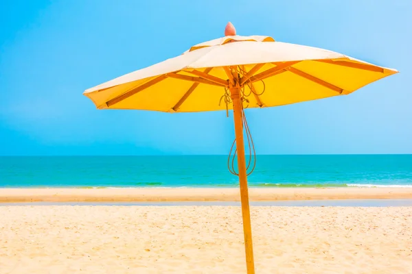 Sombrilla en la playa con mar — Foto de Stock