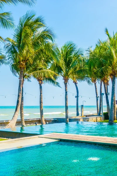 Bela piscina de luxo — Fotografia de Stock