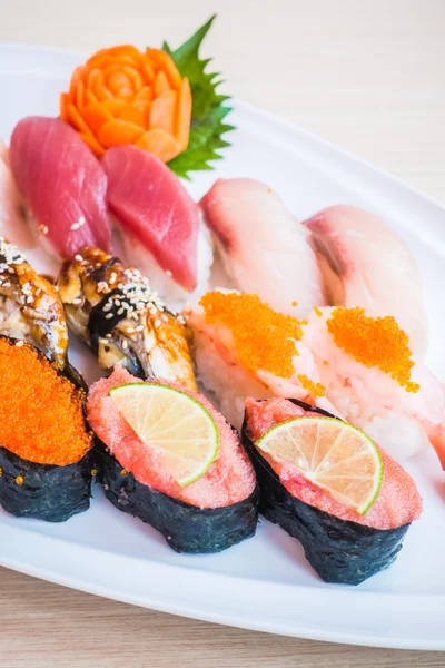 Köstliche Sushi-Rolle — Stockfoto