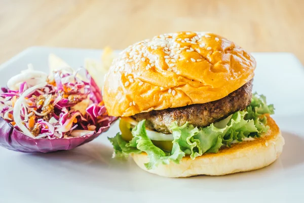 Leckerer Rindfleisch-Hamburger — Stockfoto