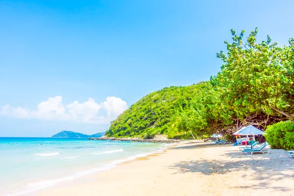 Beautiful tropical beach and sea landscape — Stock Photo, Image