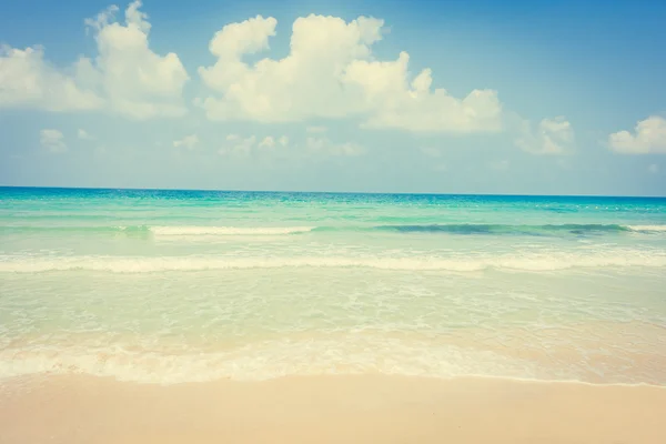 Beautiful tropical beach and sea — Stock Photo, Image