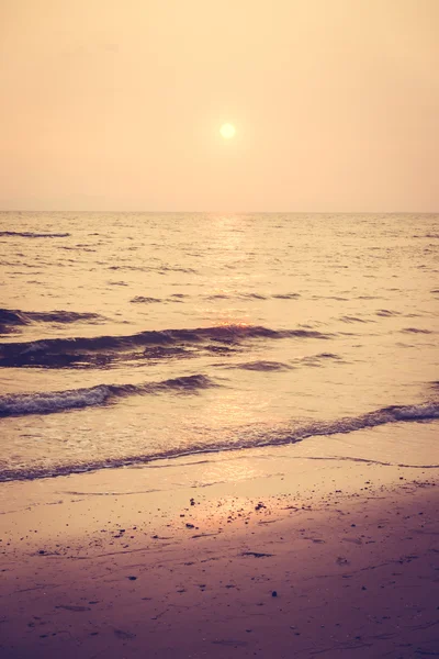 Hermosa puesta de sol con cielo en la playa — Foto de Stock