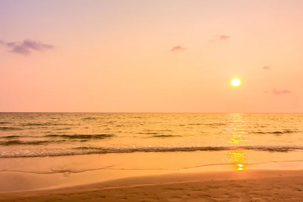 热带海滩上美丽的夕阳 — 图库照片