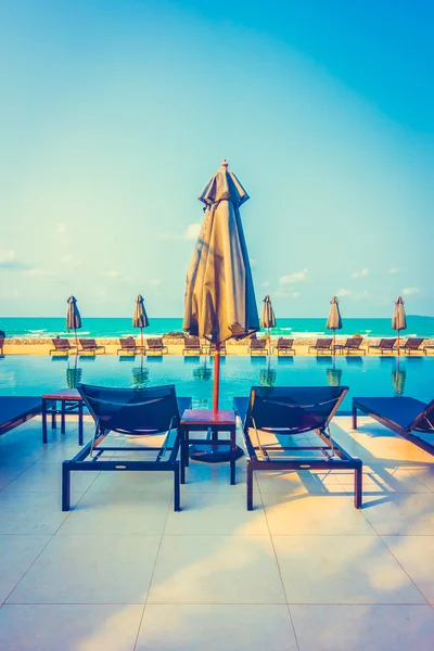 Schöne Luxus-Sonnenschirme und Stühle — Stockfoto