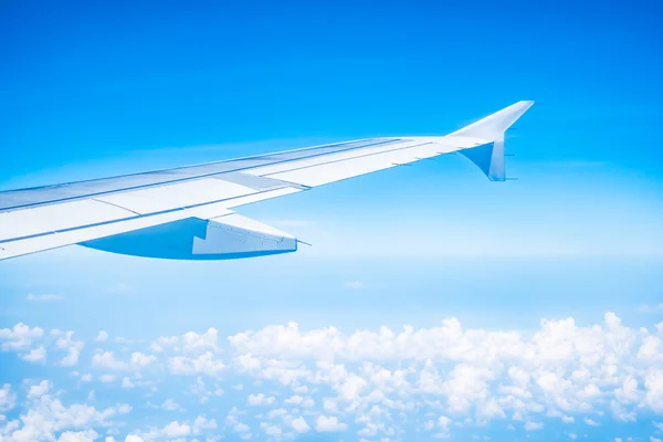 Vliegtuig vleugel op de mooie blauwe hemel — Stockfoto