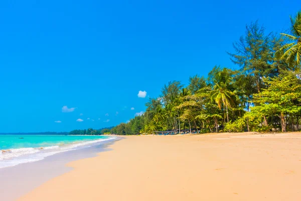 Hermosa playa tropical y el mar — Foto de Stock