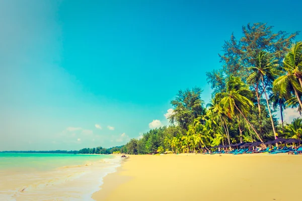 Belle plage tropicale et mer — Photo