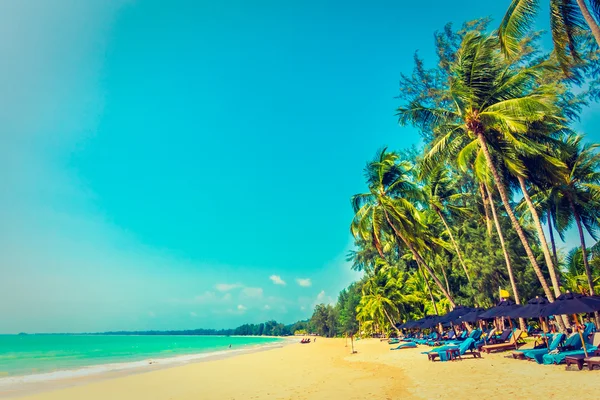 Hermosa playa tropical y el mar — Foto de Stock