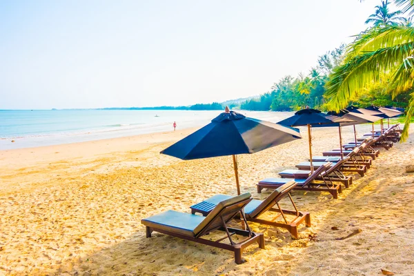 Beautiful tropical beach and sea — Stock Photo, Image