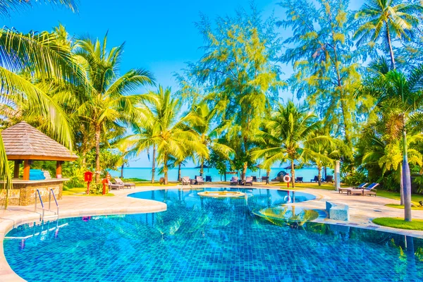 Hermosa piscina exterior de lujo — Foto de Stock