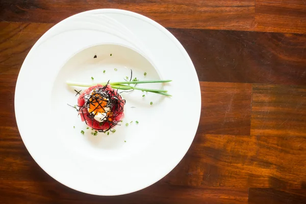 Sushi z tuńczykiem w biały talerz — Zdjęcie stockowe