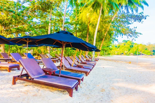 Beautiful tropical beach and sea — Stock Photo, Image