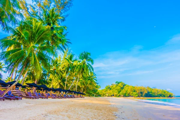 Bella spiaggia tropicale e mare — Foto Stock