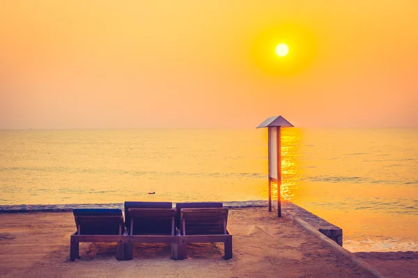 Chaise vide sur la plage — Photo