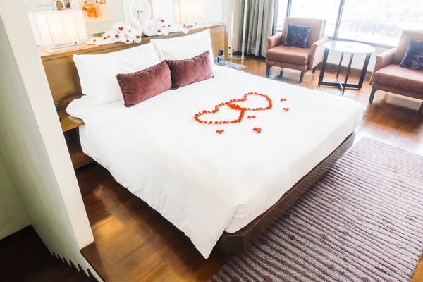 Красиві розкішні подушки на прикрасі ліжка — стокове фото