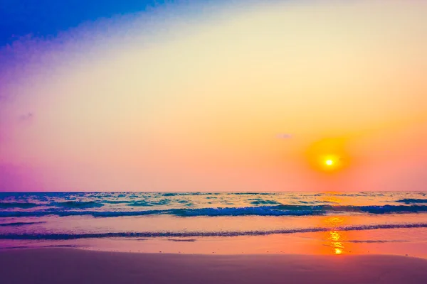 Belo pôr do sol na praia tropical — Fotografia de Stock