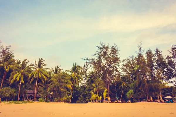 Belle plage tropicale et mer — Photo