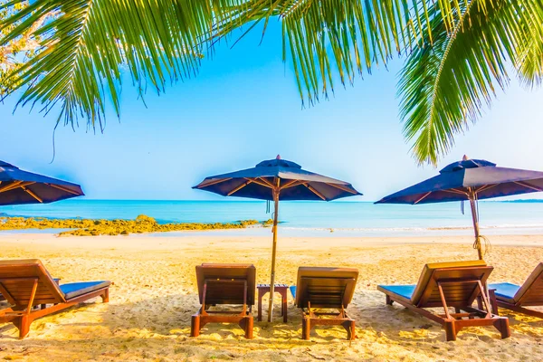 Bella spiaggia tropicale e mare — Foto Stock