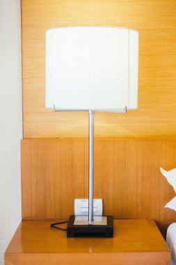 Yatakta ışık lamba ile beyaz yastıklar