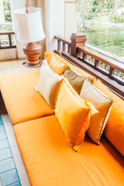 Boş tahta kanepe ve sandalye