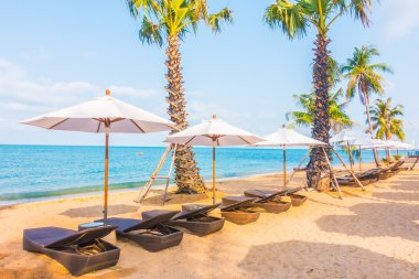 Şemsiye ve tropikal güzel plaj sandalye