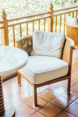 oturma odasında kanepede yastık