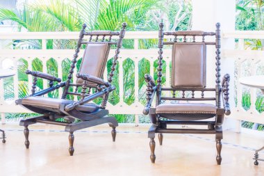 oturma odasında kanepede yastık