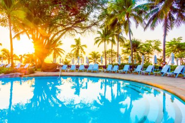 Güzel lüks açık şemsiye ve sandalyeler