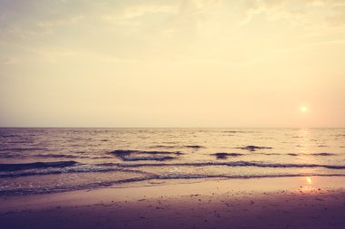 Sahilde gökyüzü ile güzel gün batımı