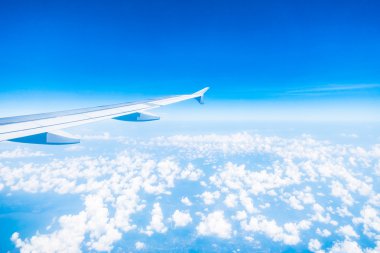 Uçak kanadı üzerinde güzel mavi gökyüzü