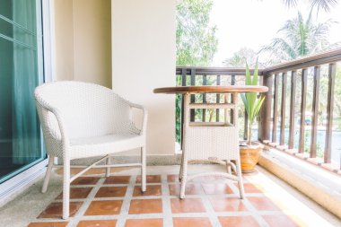 boş masa ve sandalyeler