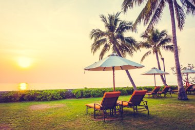 Boş şemsiye ve plaj sandalye