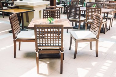 Boş masa ve sandalye