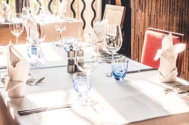 Otel restoranında Tablo ayarı