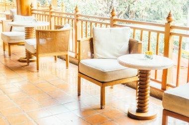 oturma odasında kanepede yastık