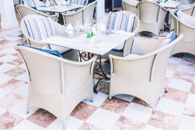 boş masa ve sandalyeler