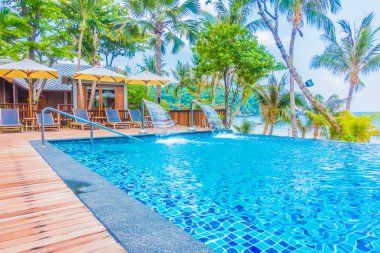 Otel havuzunda yüzme havuzu