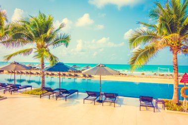 Güzel lüks şemsiyeleri ve sandalyeler