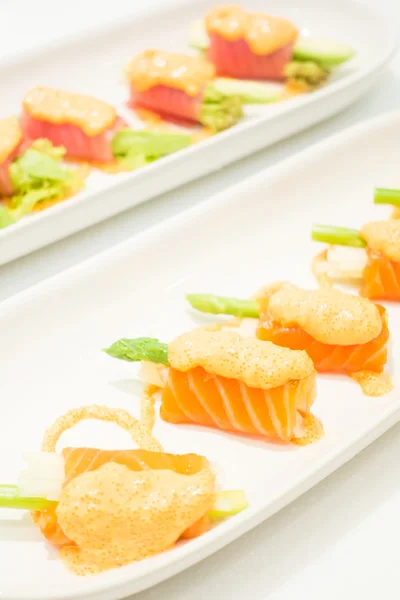 Rotolo di salmone di sushi — Foto Stock