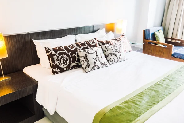 Yatakta güzel lüks yastıklar