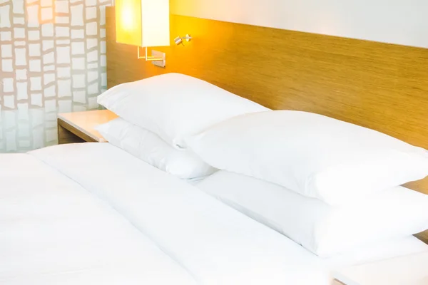 Розкішні та комфортні білі подушки на ліжку — стокове фото