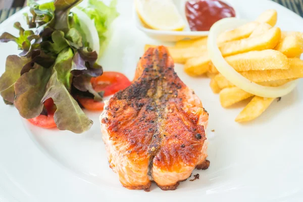 Somon steak beyaz plaka üzerinde — Stok fotoğraf