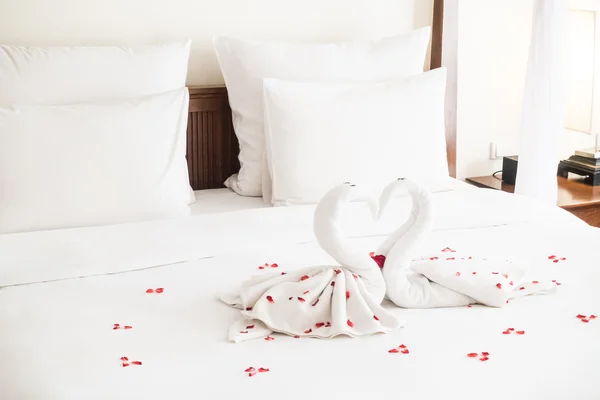 Decoración de toalla de cisne en la cama — Foto de Stock