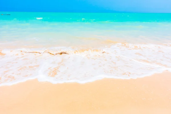 Красивий тропічний пляж і море — стокове фото