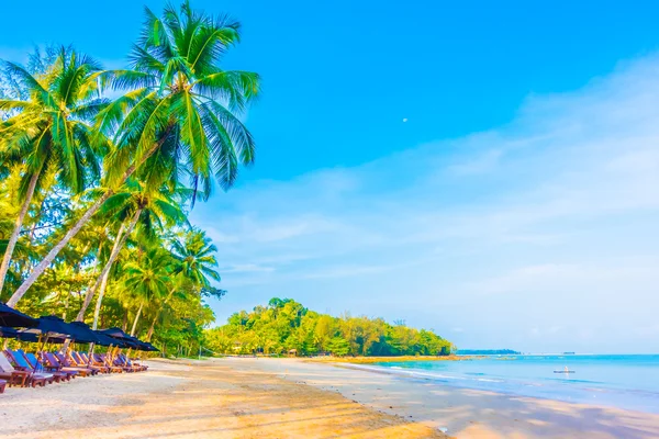 Bella spiaggia tropicale e mare — Foto Stock