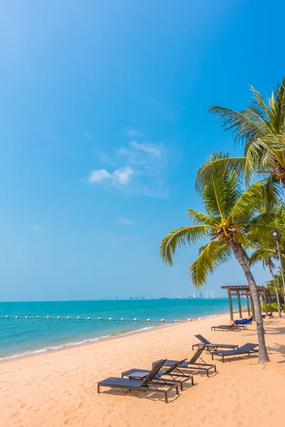 Bella spiaggia e mare con palme — Foto Stock