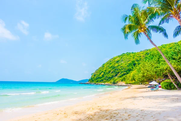 Bela praia tropical e paisagem marinha — Fotografia de Stock