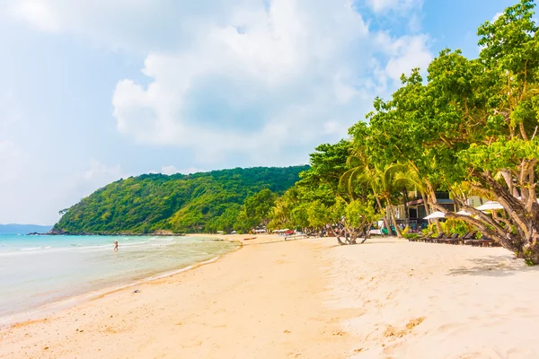 Bela praia tropical e paisagem marinha — Fotografia de Stock