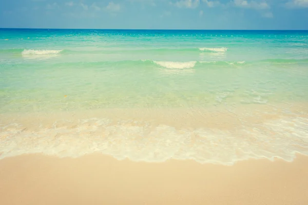 Beautiful tropical beach and sea — Stock Photo, Image